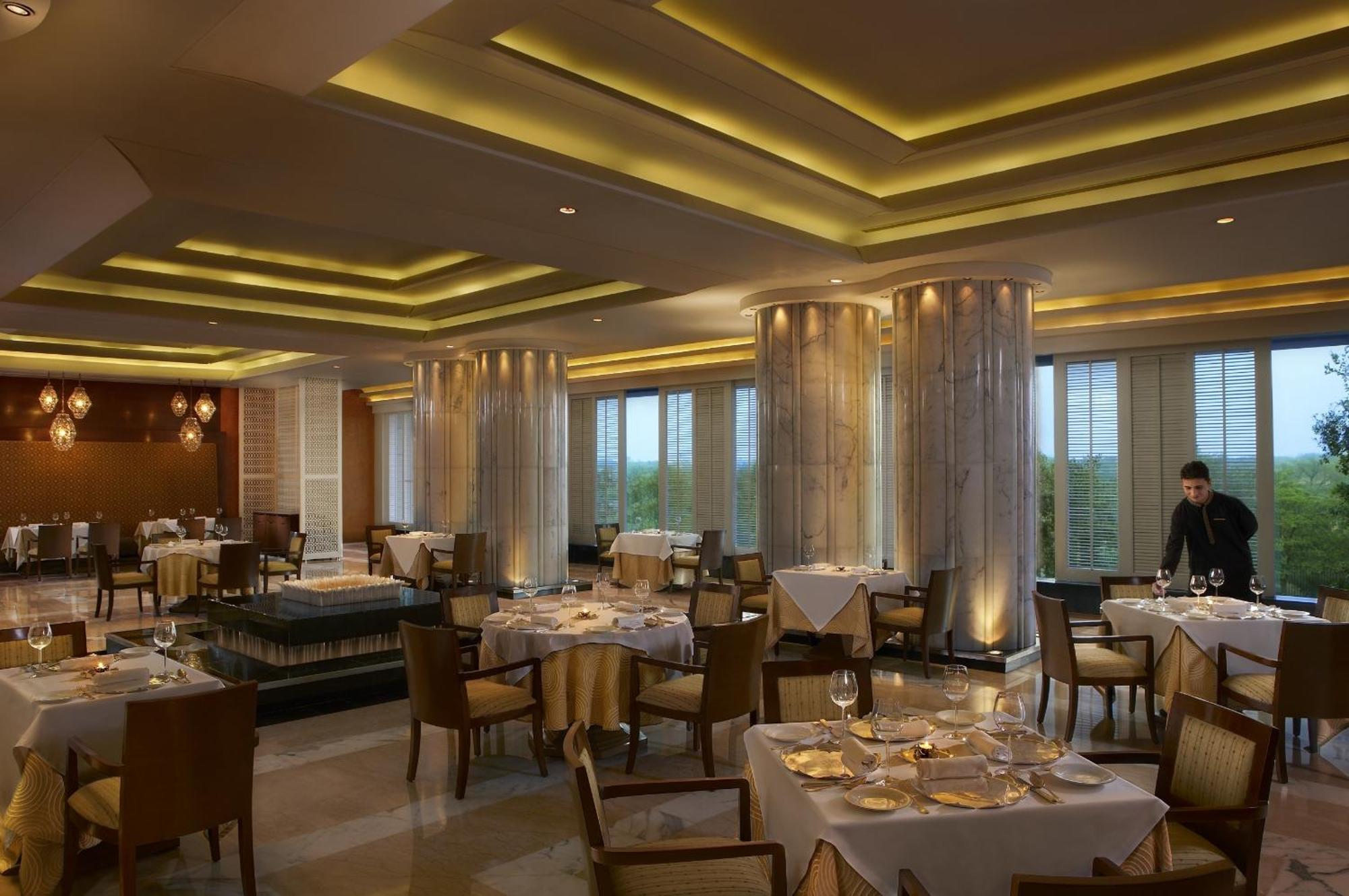 The Leela Ambience Gurugram Hotel & Residences - The Luxury Urban Sanctuary Gurgaon Nội địa bức ảnh The restaurant