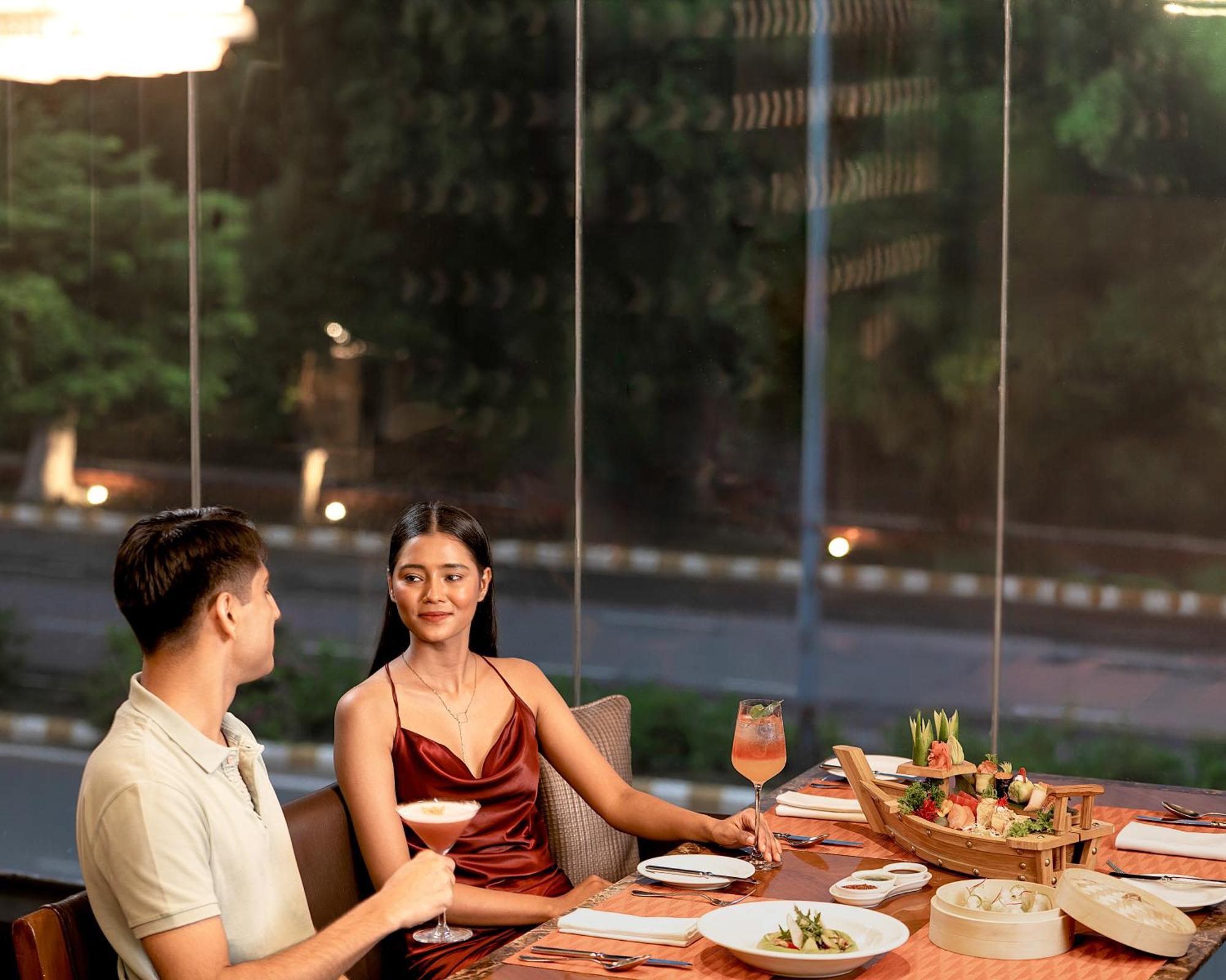 The Leela Ambience Gurugram Hotel & Residences - The Luxury Urban Sanctuary Gurgaon Ngoại thất bức ảnh A couple dining at the restaurant