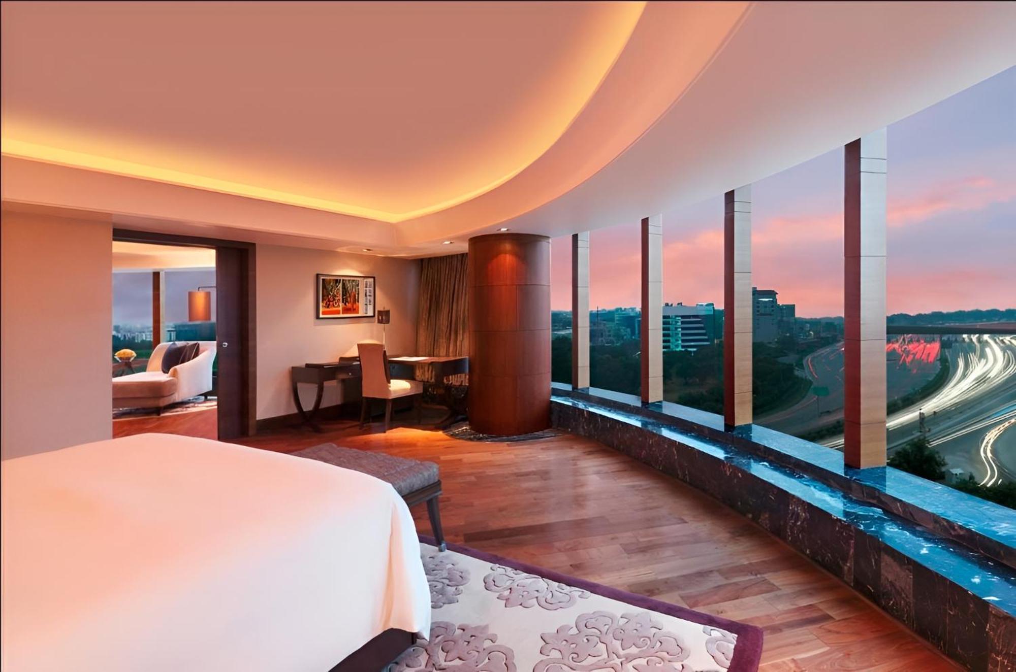 The Leela Ambience Gurugram Hotel & Residences - The Luxury Urban Sanctuary Gurgaon Ngoại thất bức ảnh A suite at the hotel